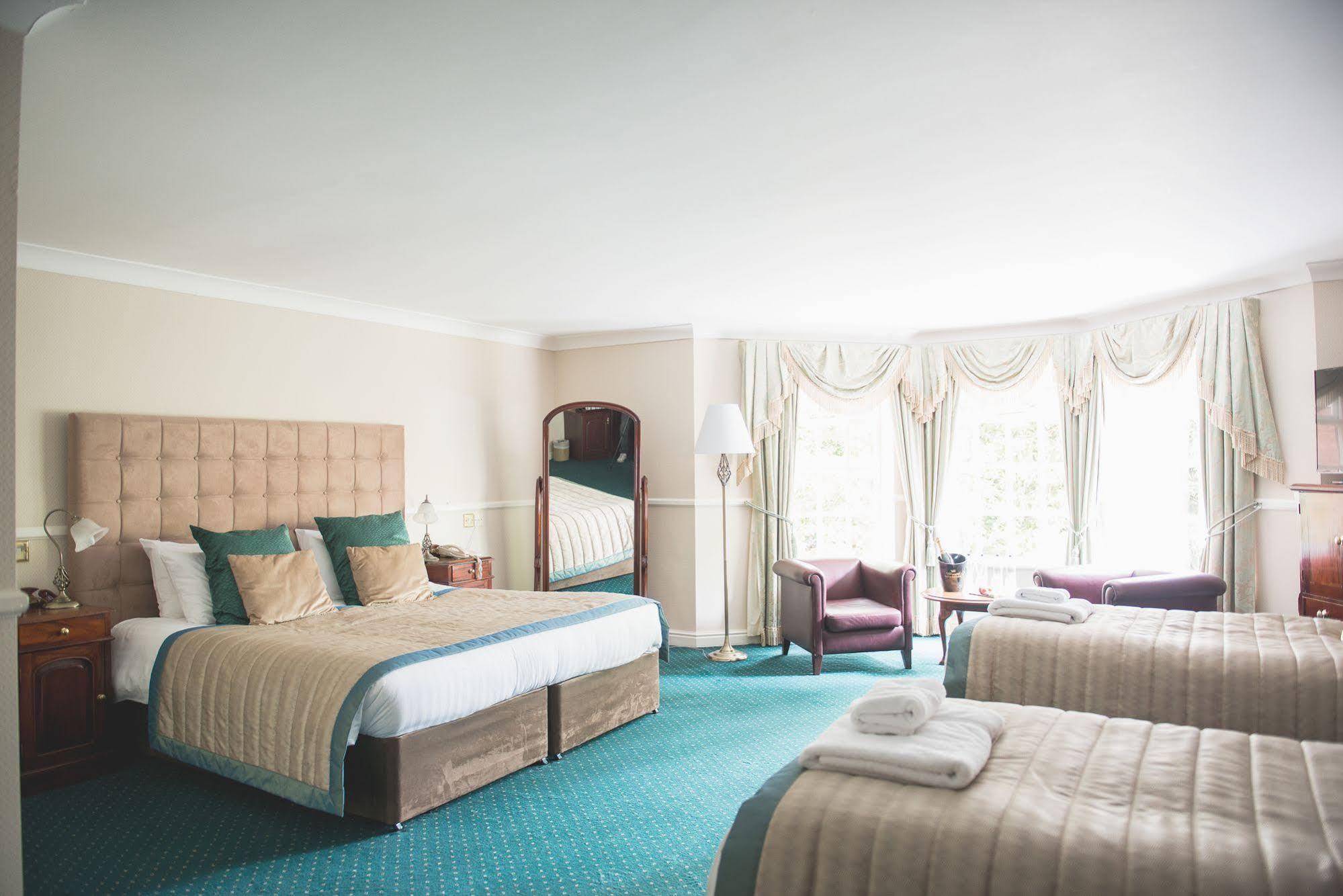 Mere Court Hotel 너츠포드 외부 사진
